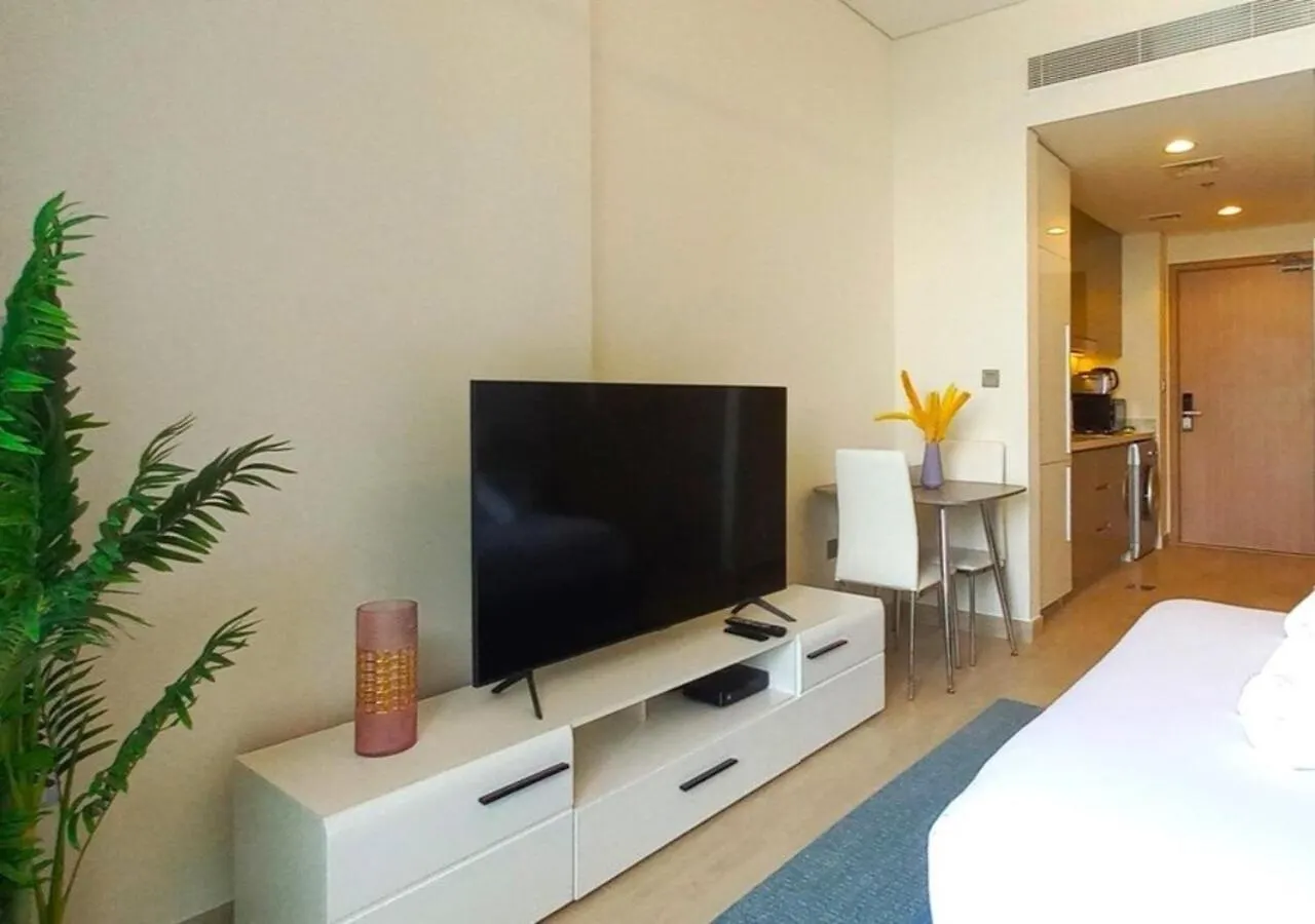 Greek Views 1 Bedroom Azizi With Terrace Dubai